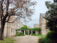 16-Fondation Deutsch de la Meurthe b  La Fondation Deutsch de la Meurthe a été la première à voir le jour à La Cité internationale. Elle est le fruit d’une initiative privée. Issu d’une grande famille de mécènes, Émile Deutsch de la Meurthe a financé avec son épouse, Louise, la construction des sept pavillons de la Fondation.