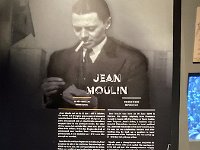 22  Lors de sa la 2ème mission à Londres à Londres (13 fév. - 20 mars) Jean MOULIN signe son engagement dans les FFL. De GAULLE le nomme son délégué pour toute la France et lui remet, la Croix de Compagnon de la Libération.