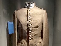 24  la vareuse (habit militaire) du général LECLERC