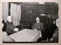 42  Rencontre entre HITLER, von RIBBENTROPE et PETAIN dans la voiture-salon de HITELR
