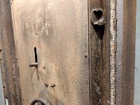5  La lourde porte menant à l'abri défensif