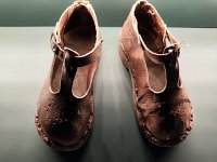 56  Chaussures reprisées à l'extrême