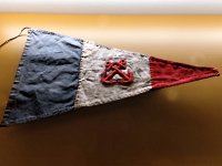 78  Fanion tricolore du régiment blindé de fusiliers marins (RBFM), qui fût incorporé à la 2e DB après avoir fait partie de l'armée d'Afrique.