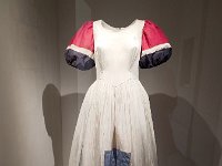 85  A l'approche de la Libération, elle confectionne une robe bleu-blanc-rouge dans l'espoir de la porter bientôt. Le 26 août 1944, elle peut enfin l'arborer lors du défilé sur le Champs-Elysées avec ses boucles d'oreilles et son sac à croix de Lorraine.