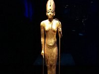 25  Statue en bois du Roi coiffé de la couronne blanche