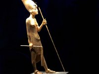 28  Statuette en bois doré - Le Roi domine la panthère qui le transporte dans les méandres du monde des morts