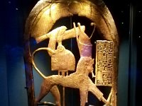 34  Bouclier cérémonial representant le Roi sous les traits d un sphinx piétinant les ennemis nubiens