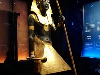39  Statue en bois du gardien du KA du Roi portant la coiffure Nemes