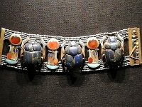 48  Bracelet portant trois scarabées en lapis lazuli et les cartouches de Toutânkhamon