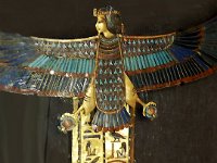 57  Pectoral en or de l'oiseau BA qui enserre des insignes CHEN symboles du voyage éternel du soleil