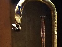 67  Canne en bois doré avec poignée courbée ornée d une statuette de prisonnier asiatique et virole en faïence égyptienne bleue