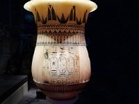 9  Vase en calcite arborant les cartouches de Toutânkhamon et d'Ânkhésenamon - sa demie soeur et fille de la Reine Nefertiti