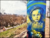 8  Kyiv face au musée de l Histoire ukrainienne portrait de Nina la fille de C215 mars 2022
