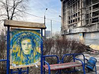 3  Les Russes ont tué 6 personnes, des civils, le jour ou ils ont bombardé la tour de télévision de Kyiv, à deux pas du site de Babi Yar, un ravin où les nazis ont tué par balles plus de 30.000 juifs en 2 jours en 1941. Un lieu symbolique. Une roquette est également tombée sur un bâtiment tout proche. J'y ai peint ce visage si digne et si puissant de jeune fille ukrainienne dont la photo a été prise en 1935.  Force et courage aux Ukrainiens, et aux habitants de Kyiv qui ont enduré un mois de siège et d'attaques aériennes.