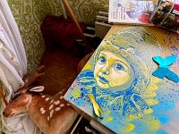 6  à Jytomyr, près de la Biélorussie, dans un appartement détruit par des roquettes russes, j'ai fait ce portrait de mon fils Gabin, en pensant à lui dans cette petite pièce où un enfant ukrainien a dû abandonner sa vie pour s'échapper et survivre.