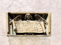 6  L'ange tient un parchemin mentionnant la date de construction de l'édifice, 1480,