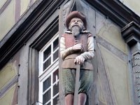 15  La maison Zum Kragen accolée à la maison Pfister est connue pour sa statue de bois polychrome