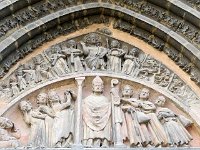 13  Détail du tympan sud montrant Saint-Nicolas sauvant trois filles de l'égorgement et des jeunes hommes d'un assassinat.
