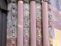 15  Les piédroits du portail sont formés de trois colonnes à chapiteau végétal, entre lesquelles l’artiste a figuré de nombreuses têtes et corps, figures grimaçantes