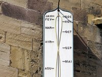 9  Méridienne fournissant le "midi solaire". Restaurée en 1986.