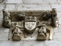 30  Blason en façade dans la cour Basilique Saint-Sauveur