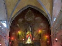 32  Le retable avec des panneaux peints surmonté par la Vierge noire