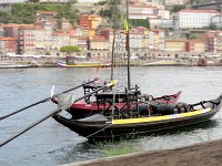 50  Ces bateaux transportaient les barils de raisins écrasés depuis le haut du Douro jusqu'aux caves de Vila de Gaia