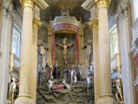 10  L'image du Christ crucifié ci-dessus a été sculptée en Italie. La construction du maître-autel a été construite sur une seule pierre de granit qui représente la scène du Calvaire.
