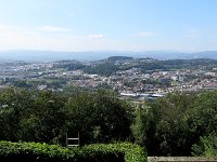 17  Le parc est une zone boisée, avec plusieurs jardins et lacs artificiels.