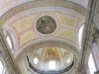 8  Nef voûtée de 6 fenêtres droites et le transept présente une coupole ornée de statues des docteurs de l'Église